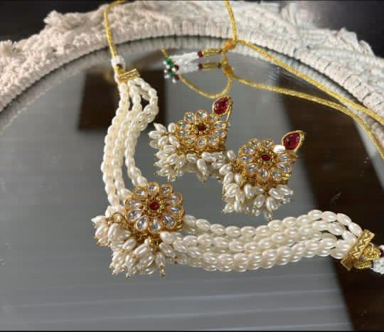 Pearl chokar